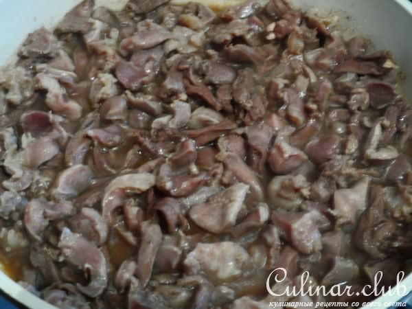 Суп с яичной лапшой и потрошками.