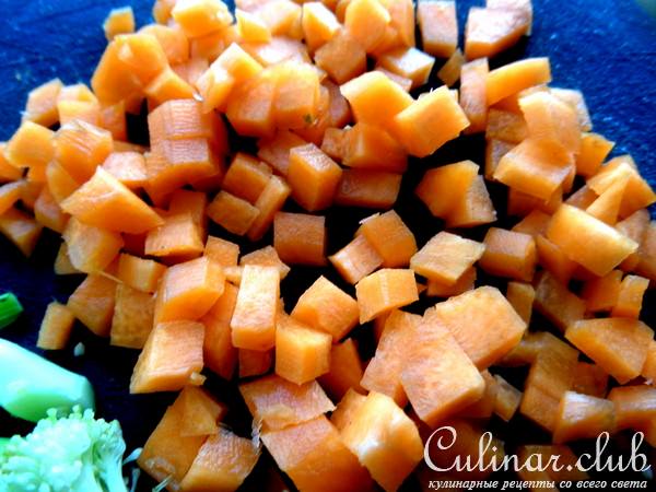 Сырный суп с овощами и оливками