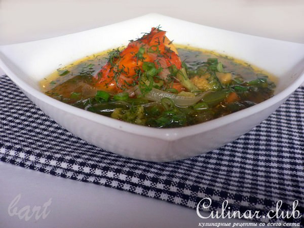 Суп из копченой курицы с зеленой фасолью и брокколи.
