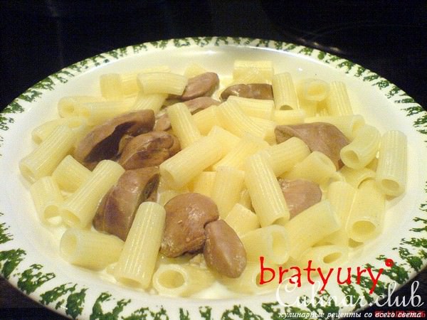 Суп молочный с куриной печенью и короткими макаронами