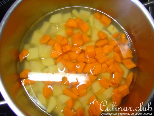 Овощной крем-суп со сливочным сыром.