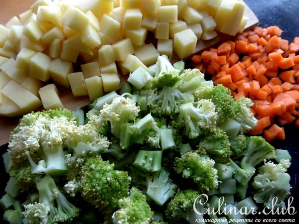 Сырный суп с овощами и оливками