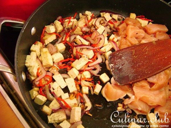 Суп по-китайски с курицей и тофу.