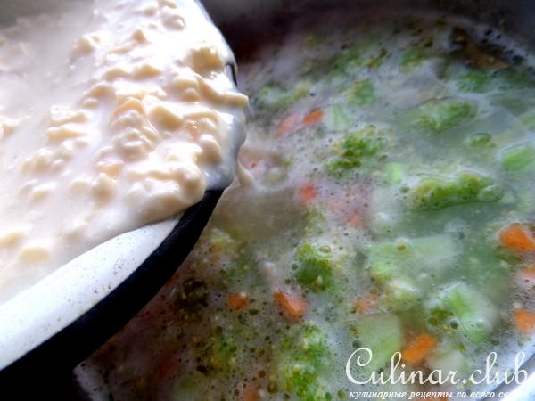 Сырный суп с овощами и оливками