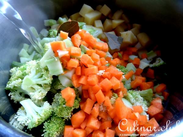 Сырный суп с овощами и оливками
