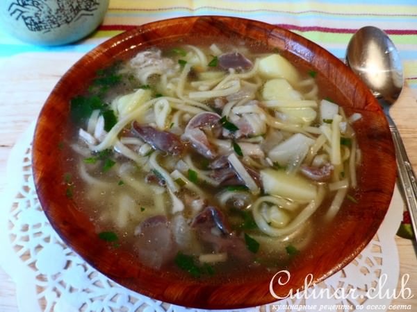 Суп с яичной лапшой и потрошками.