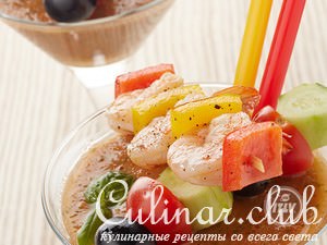 Гаспачо с шашлычком из креветок