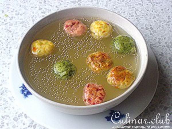 Куриный бульон с цветными сухариками 