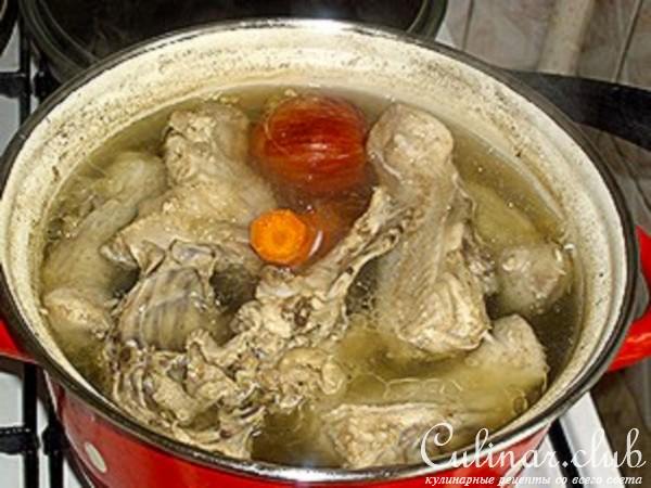 Куриный бульон с цветными сухариками 