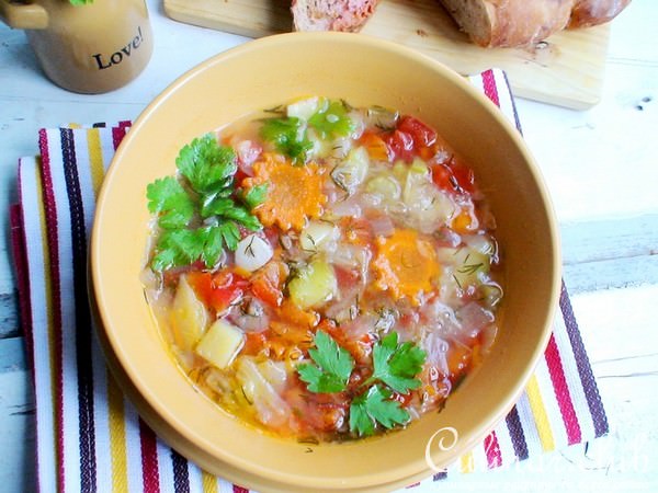 Овощной, летний супчик с томатно-чесночными гренками 