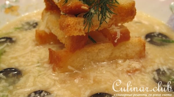 Куриный крем-суп с маслинами, лимоном и чесночными гренками