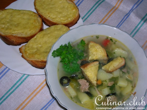 Суп из индейки с маслинами и сырными гренками
