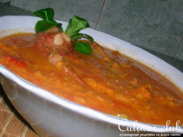 Густой чечевичный суп с копчеными свиными ребрышками