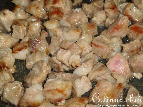 Густой суп со свининой и яблоками.