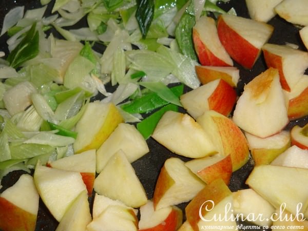 Густой суп со свининой и яблоками.