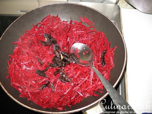 Постный быстрый борщ с грибами и черносливом