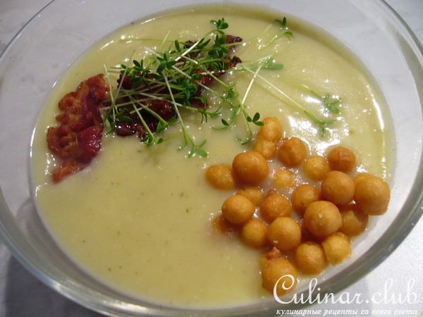 Сельдерейно-яблочный суп-пюре с беконом и кресс-салатом