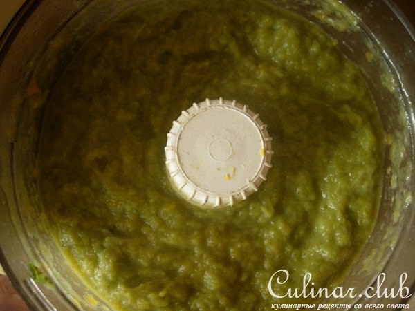 Лимонный суп-пюре с овощами и фисташками.