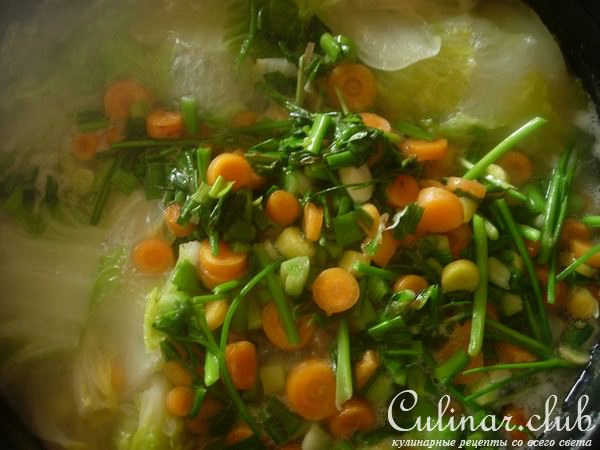 Лимонный суп-пюре с овощами и фисташками.