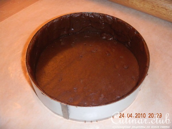 Торт шоколадный с клубникой