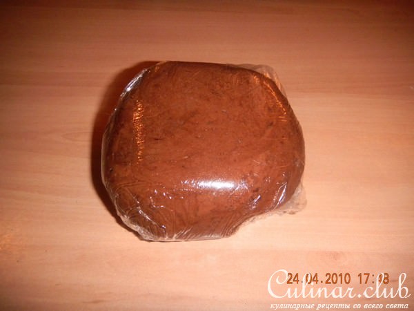 Торт шоколадный с клубникой