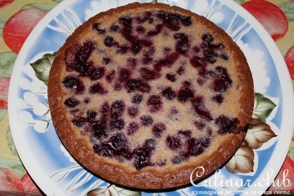 Песочный пирог с вишней и сметанно-сливочной заливкой