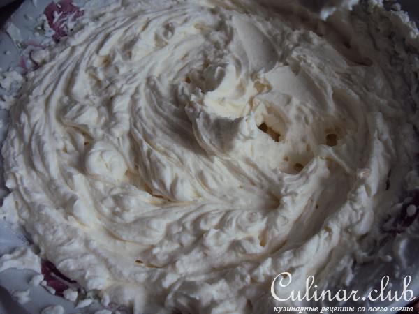 Торт со сливочным сыром, клубникой и миндалем