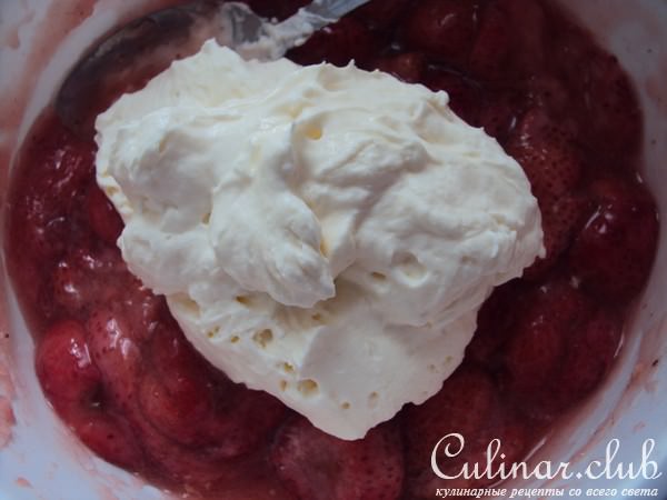 Торт со сливочным сыром, клубникой и миндалем