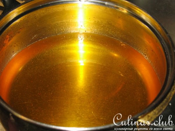 Шоколадный (печёный) чизкейк с кокосовым покрытием и бананами под шафрановым желе