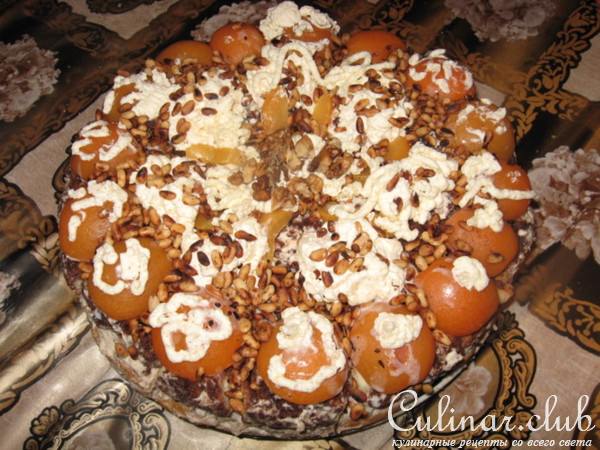 Фруктовый торт с шоколадными орешками
