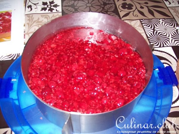 Малиново-шоколадный торт.