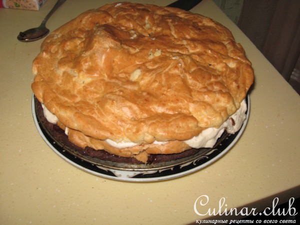 Фруктовый торт с шоколадными орешками