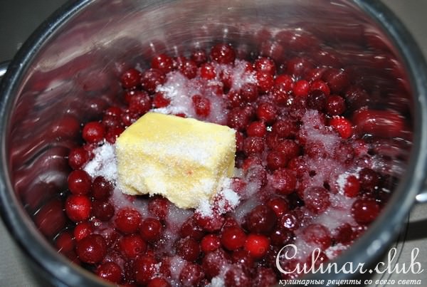 Чизкейк с маскарпоне, клюквенным соусом и корицей 