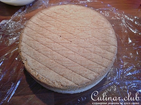 Миндальный шифоновый бисквит, масляный крем, мастика и свадебный торт с их участием