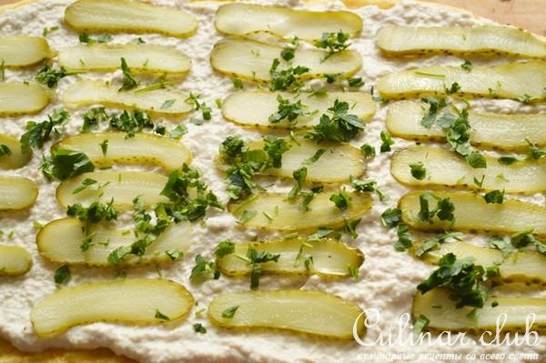 Нежный рулет с курицей и сливочным сыром.