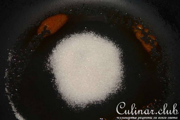 Творожные пончики с клубникой и карамельным соусом