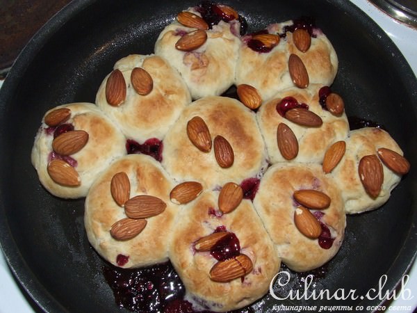 Пирожки с вишней
