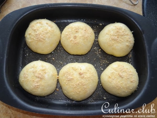 Пышки с творогом и колбасная пицца с овощами