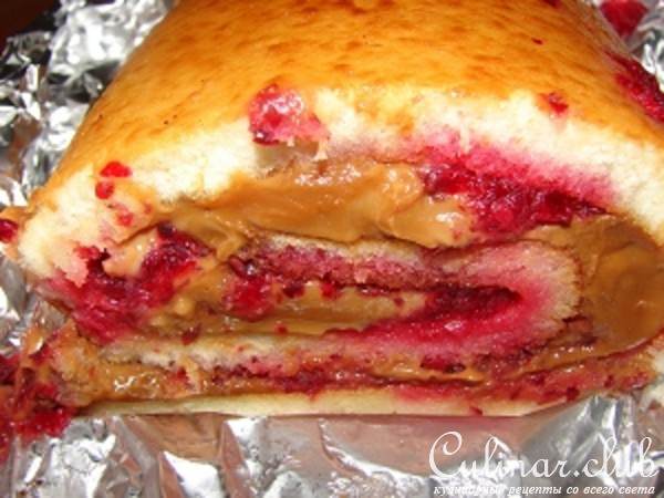 Рулет с клюквой и варёной сгущёнкой
