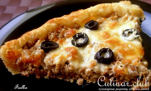 Киш из слоёного теста с мясом , сыром и оливками