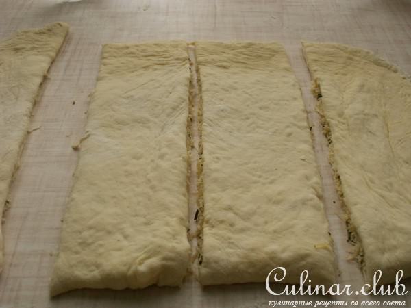 Хлебные твисты с пармезаном, розмарином и чесноком.