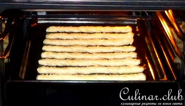 Слоёные палочки с сыром и арахисом