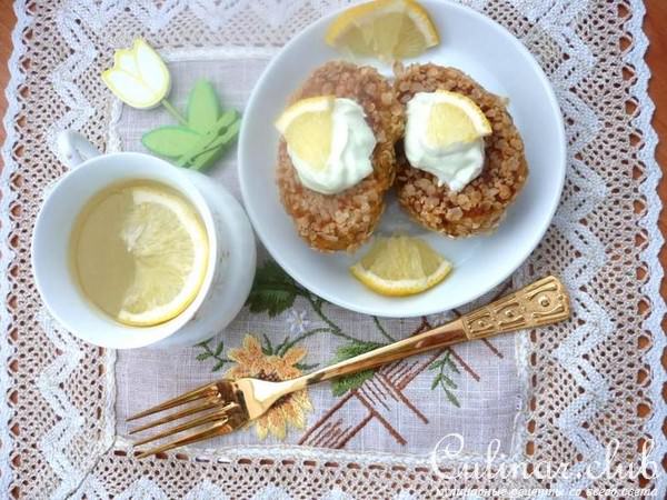 Сырники с овсяными хлопьями и красной рыбой