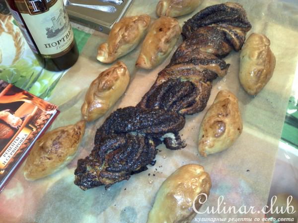 рулет с маком, пирожки