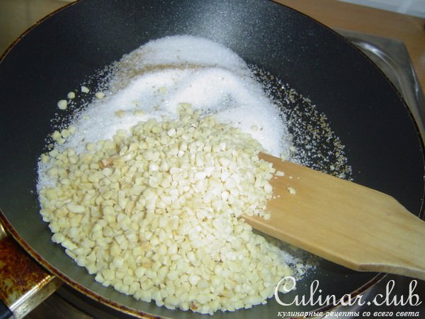 Марципановый торт с орехами.