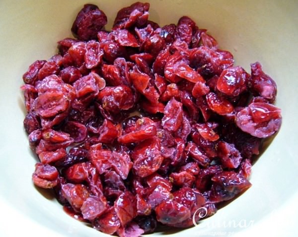Штоллен с вяленой клюквой и фундуком
