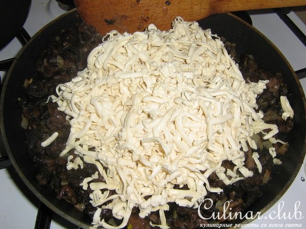 пирог с грибами и сыром