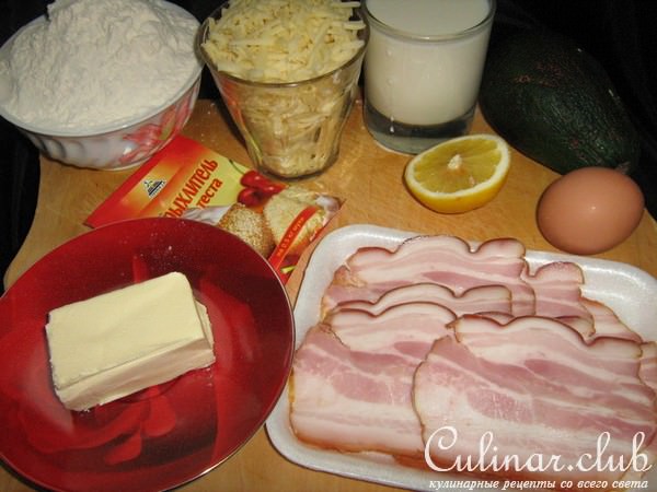 Закусочный кекс с авокадо и беконом.