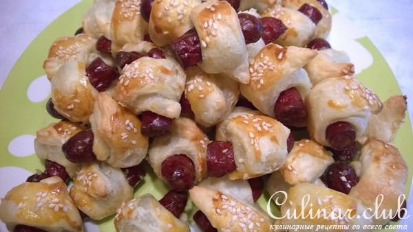 Фуршетные слойки с охотничьими колбасками