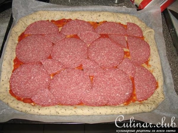 Пицца "Салями" с овощным акцентом и сыром в корочке 